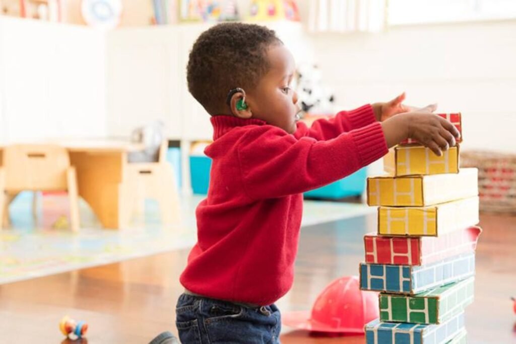 صورة طفل يرتدي سماعة خلف الأذن (BTE) 